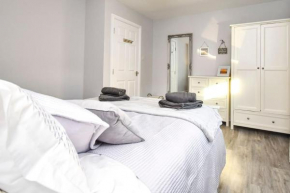 Tilly's Lookout - 3 bed/ 2 bathroom sea views